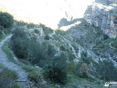 La Marina-La Catedral Senderismo;el rio manzanares valle del silencio cerezo en flor los picos de eu